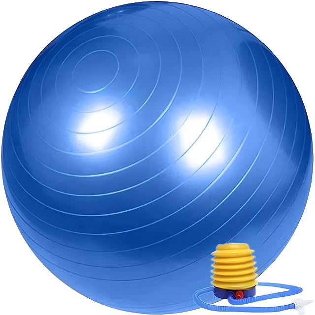 Pelota de ejercicio Retoo azul con ranuras concéntricas, junto a una bomba de pie de fuelle amarilla