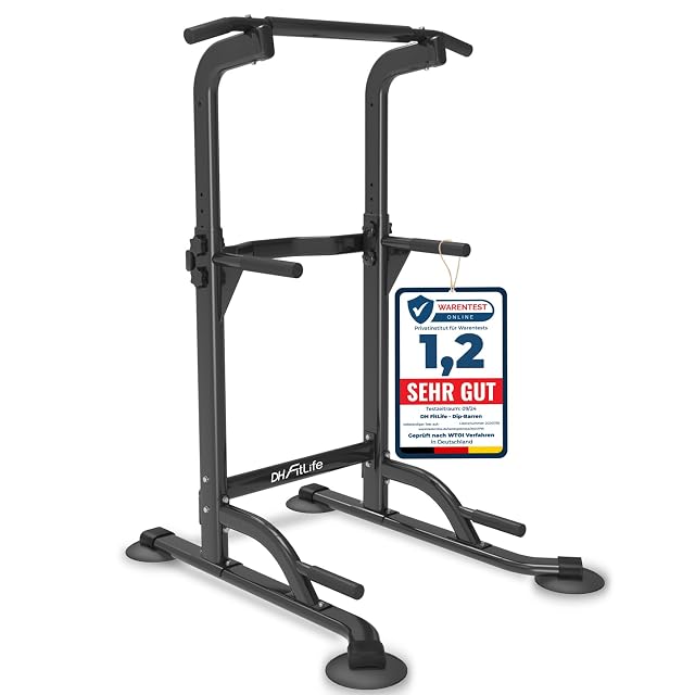Power tower autoportante DH FitLife sobre cuatro pies de disco, con una tarjeta Warentest Online 1,2 atada al bastidor