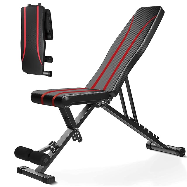 Banco plegable con acolchado negro de franjas rojas, respaldo inclinado y sujeción acolchada para las piernas, mostrado también plegado